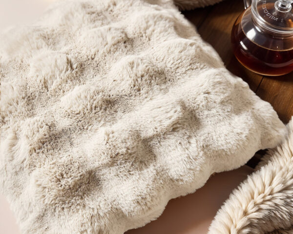 Pom Rabbit Fur sierkussen Beige 50 x 50 - Afbeelding 2