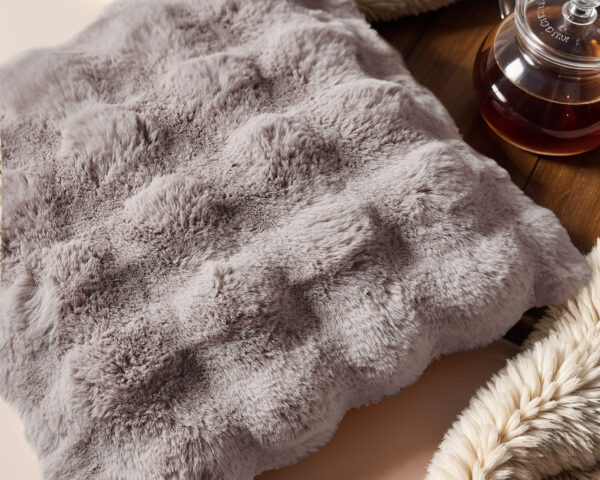 Pom Rabbit Fur sierkussen Taupe/Rose 50 x 50 - Afbeelding 2